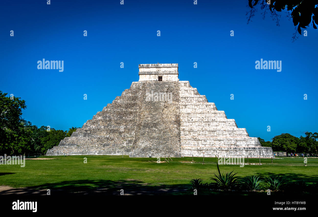 Mayan Temple pyramid of Kukulkan - Chichen Itza, Yucatan, Mexico Stock Photo