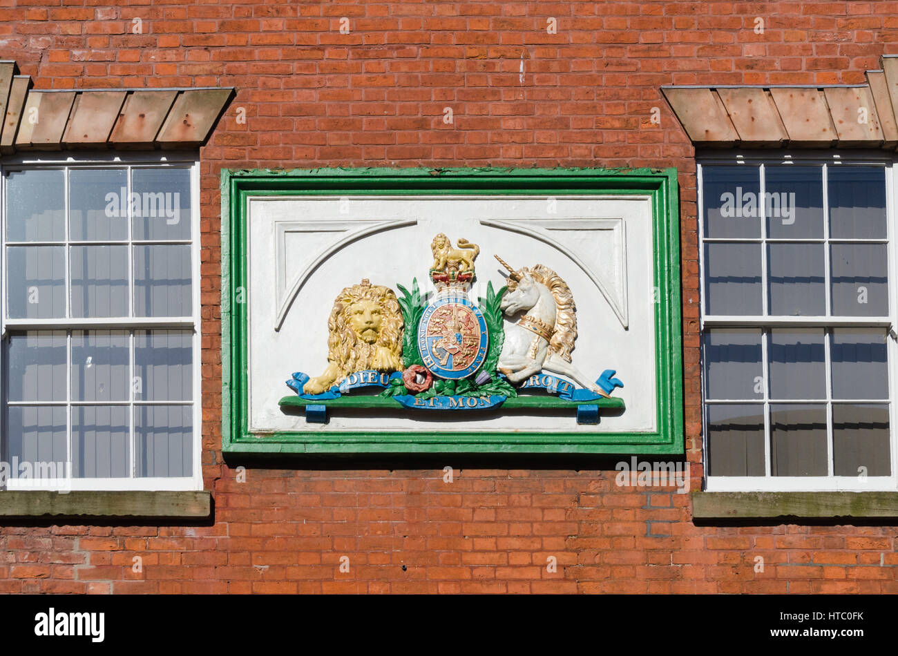 United Kingdom Coat of Arms with wording 'Dieu et Mon Droit' on the wall of Derby Magistrates' Court in St Mary's Gate Stock Photo
