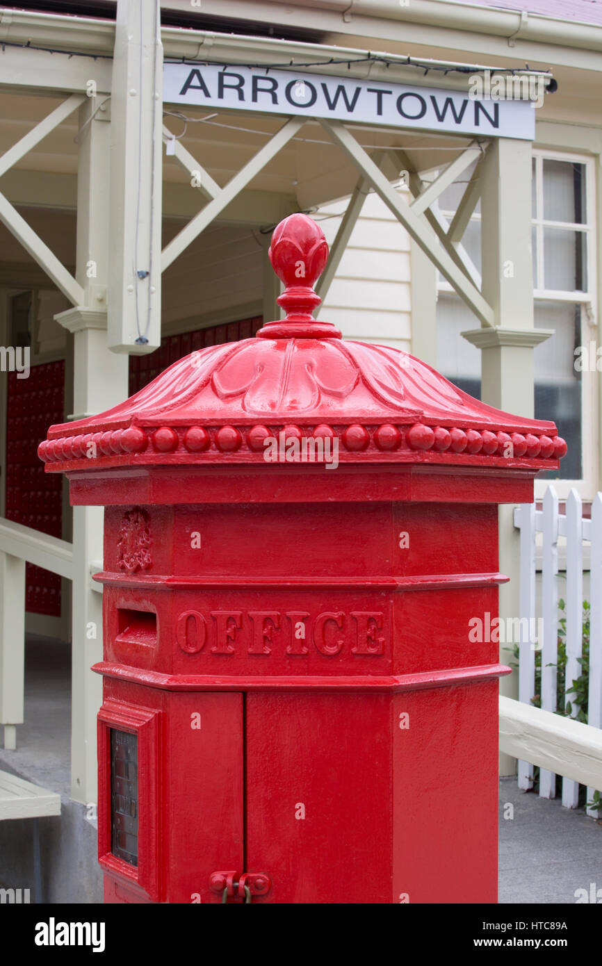 Arrowtown, Otago, New Zealand. Traditional red Penfold pillar box outside Arrowtown Post Office, Buckingham Street. Stock Photo