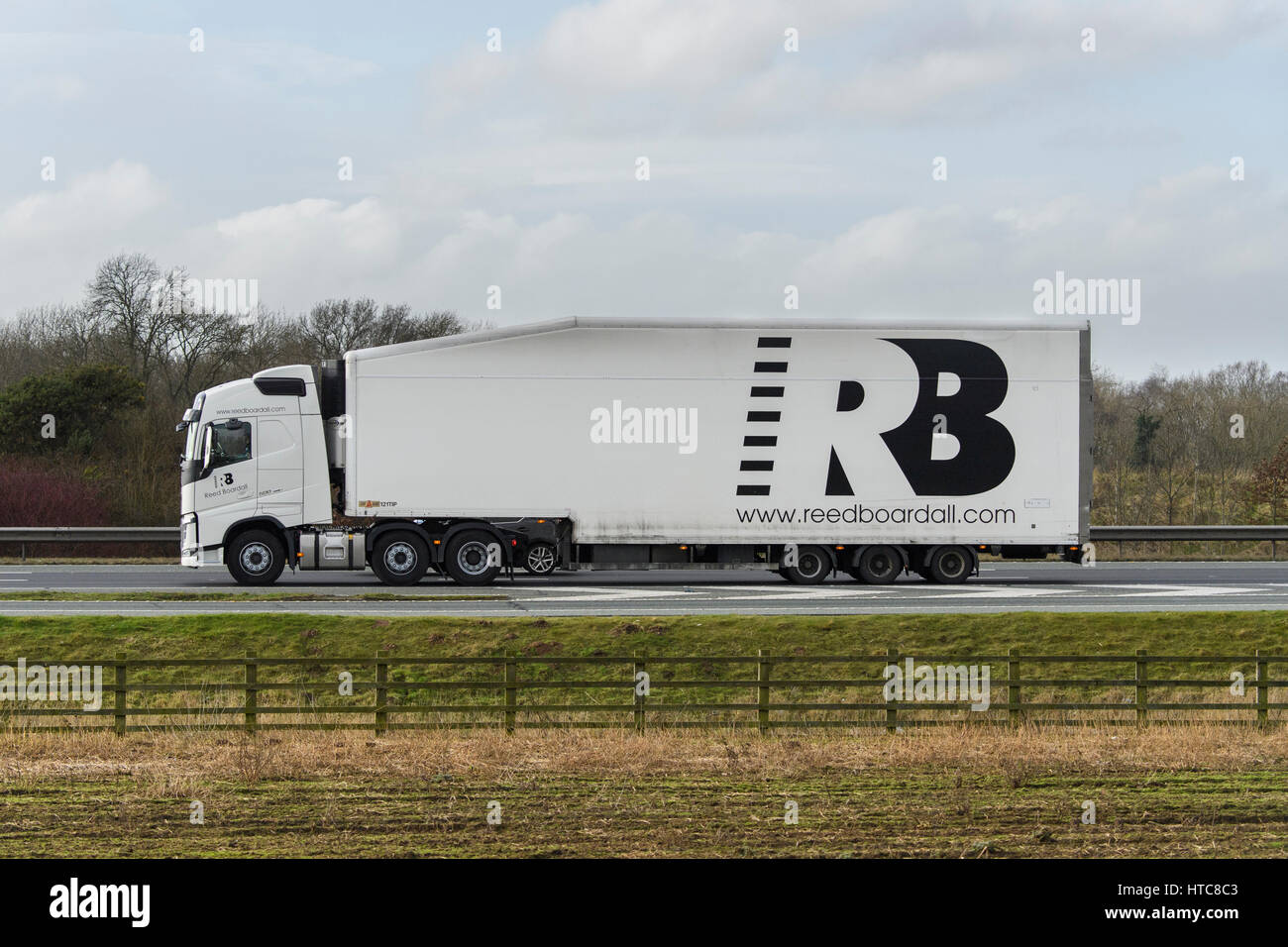 Distribution & transportation - articulated lorry, heavy goods vehicle (HGV) with Reed Boardall logo travelling on the A1 motorway - England, GB, UK. Stock Photo