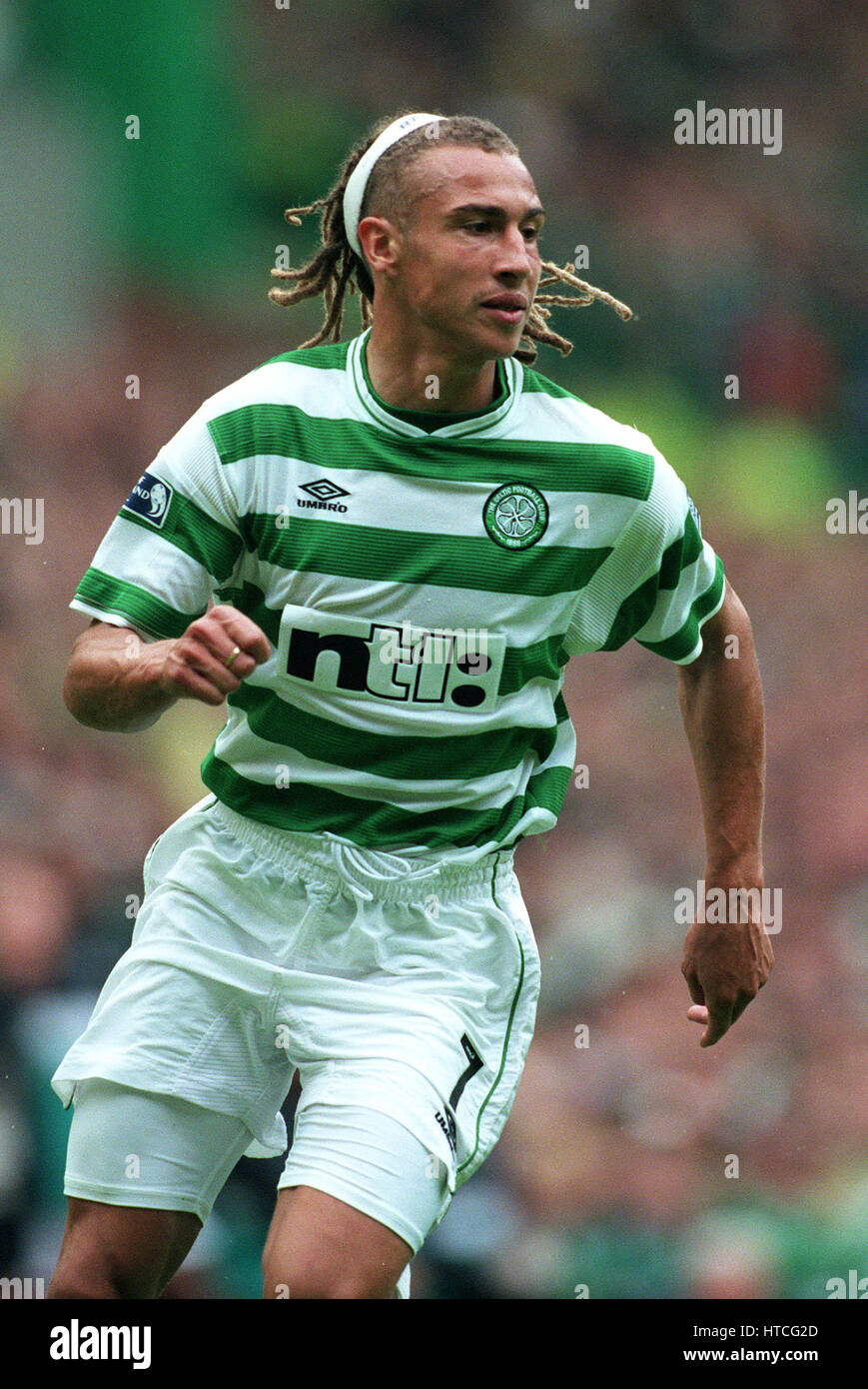 HENRIK LARSSON GLASGOW CELTIC FC 29 August 1999 Stock Photo - Alamy