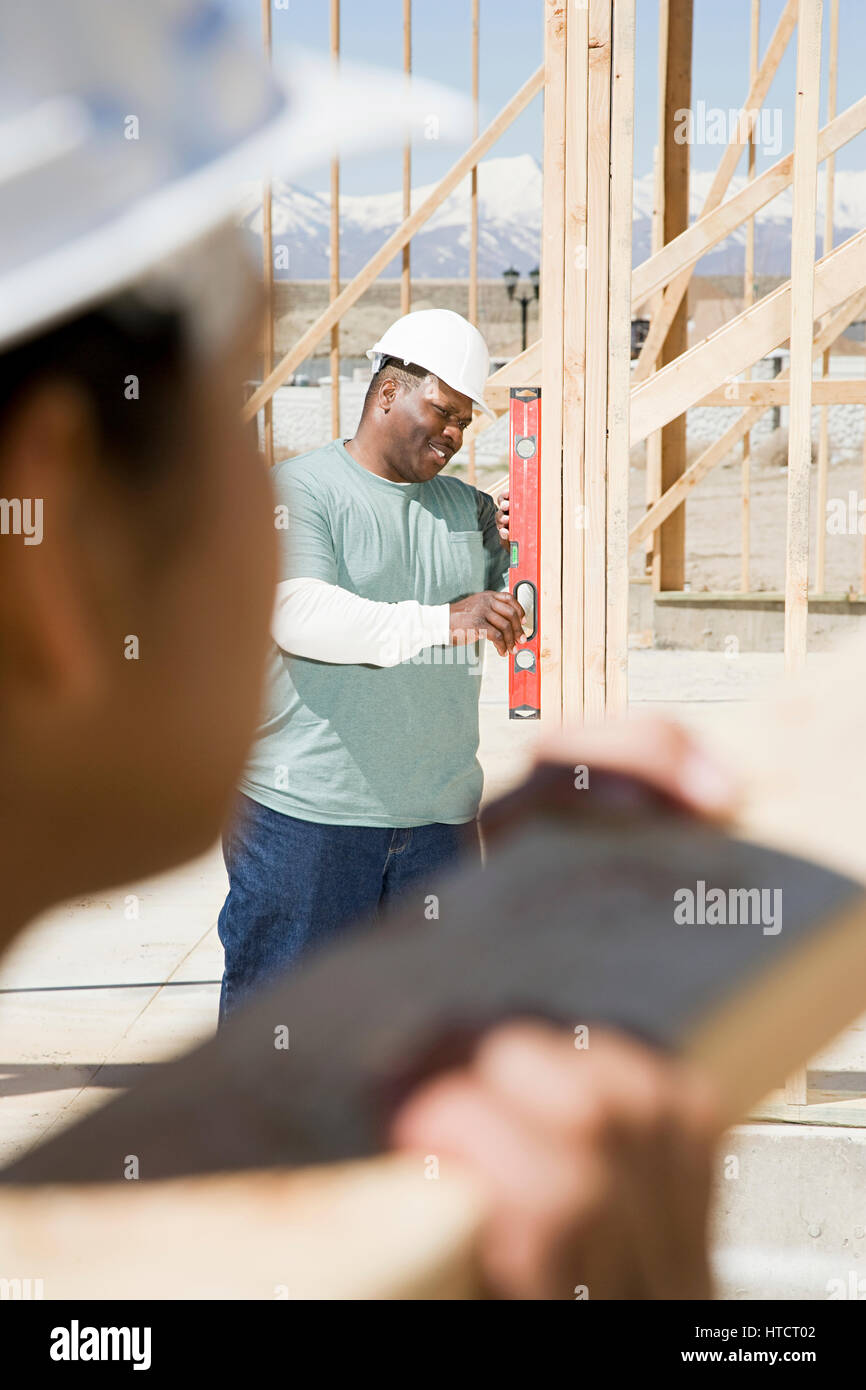 A builder using a spirit level Stock Photo - Alamy