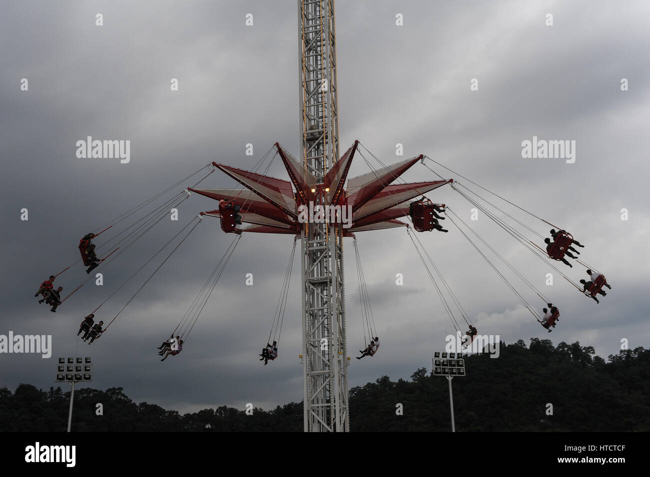 14.08.2012, Pyongyang, North Korea - Visitors enjoy the ride on a chairoplane at the Kaeson funfair in the North Korean capital Pyongyang. Stock Photo