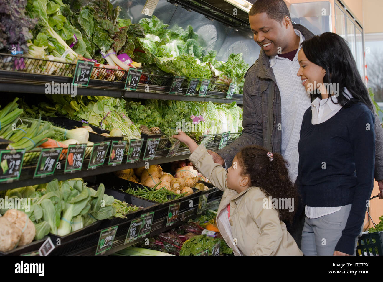 https://c8.alamy.com/comp/HTCTPX/family-shopping-in-a-supermarket-HTCTPX.jpg