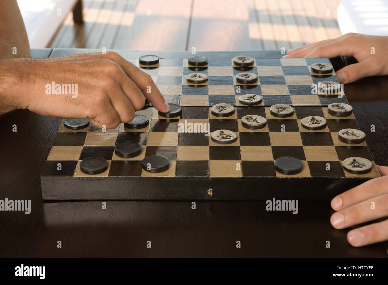 Как называются люди которые играют в шашки. Чекерс шашки. Красивые шашки. Шашки соревнования. Как называются люди которые играют в шашки.