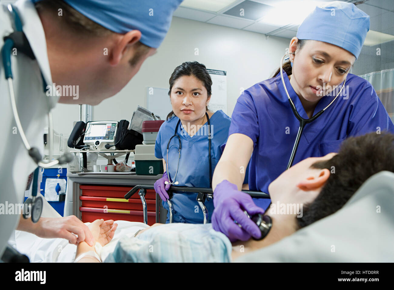 Patient and doctors in the emergency room Stock Photo Alamy