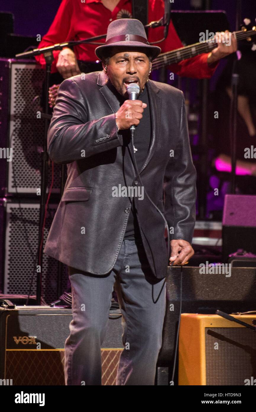 Aaron neville live hi-res stock photography and images - Alamy