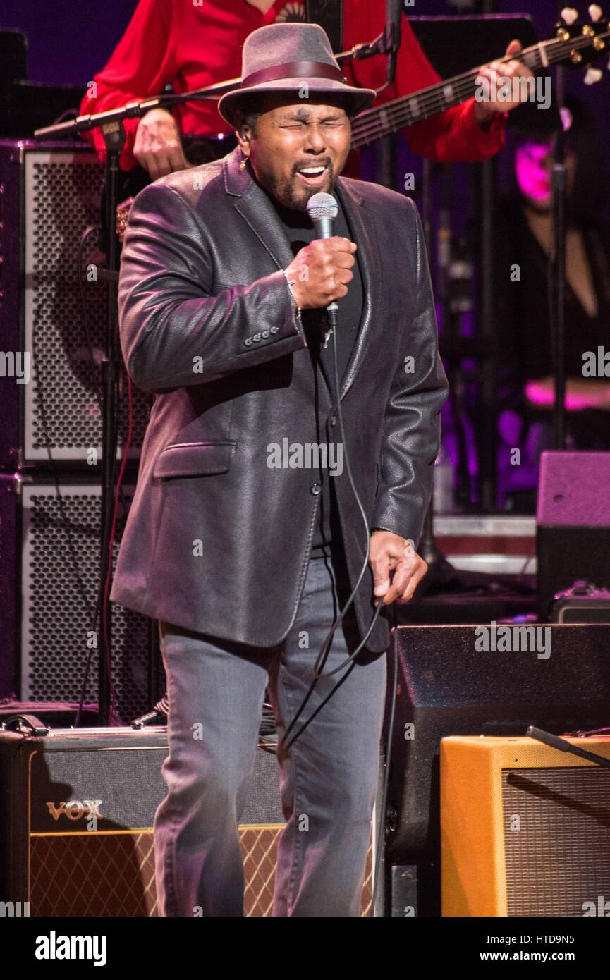 Aaron neville hi-res stock photography and images - Alamy