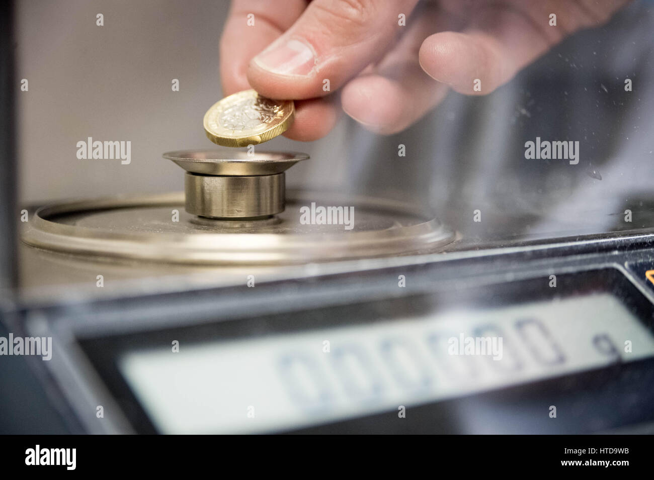 London, UK. 9th Mar, 2017. New £1 coins tested in the London Assay office ahead of their release 28th March, 2017. Pictured: Chris Walne, the Laboratory Manager, The Goldsmiths' Company Assay Office, weighs one of the new 12 sided pound coins on the Analytical Balances. It needs to be 8.75g or within certain tolerance of that. The new coin is lighter than the current coin by .75g. Credit: Guy Corbishley/Alamy Live News Stock Photo