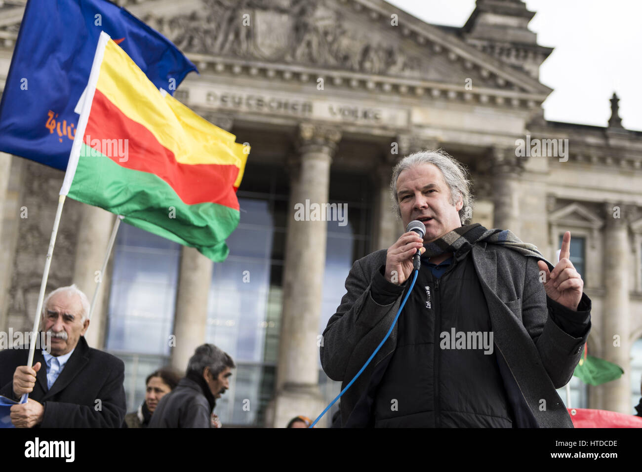 Berlin, Germany. 10th Mar, 2017. ANDREJ HUNKO, Mitglied des Deutschen Bundestags fÃ¼r die Partei Die Linke, speaks in front of the protesters. Yezidi representatives and Kurds demanding political support in front of the German Reichstag-Building for the people in Sinjar. The situation of the Yezidians, a thousand-year monotheistic religious community, has worsened after Kurdish Peschmergas attacked the Kurdish Yezidian units in Shengal. Credit: Jan Scheunert/ZUMA Wire/Alamy Live News Stock Photo