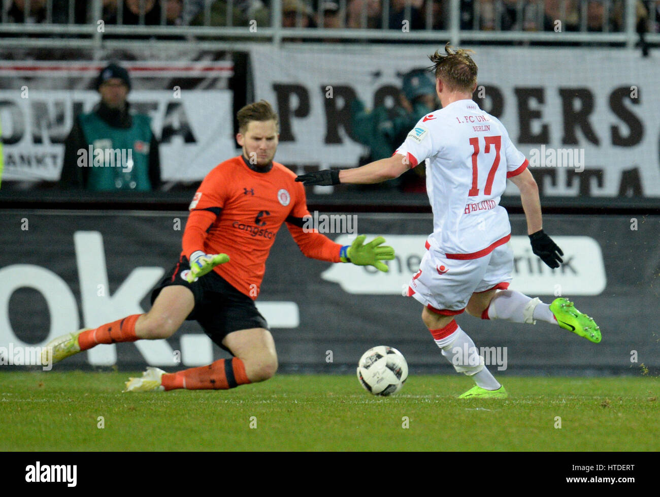 Pascal Huck Hamburg, Germany. 10th Mar, 2017. Pauli's goalkeeper Philipp Heerwagen ...