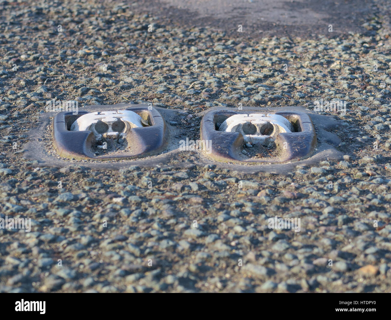Cats eyes in middle of road hires stock photography and images Alamy