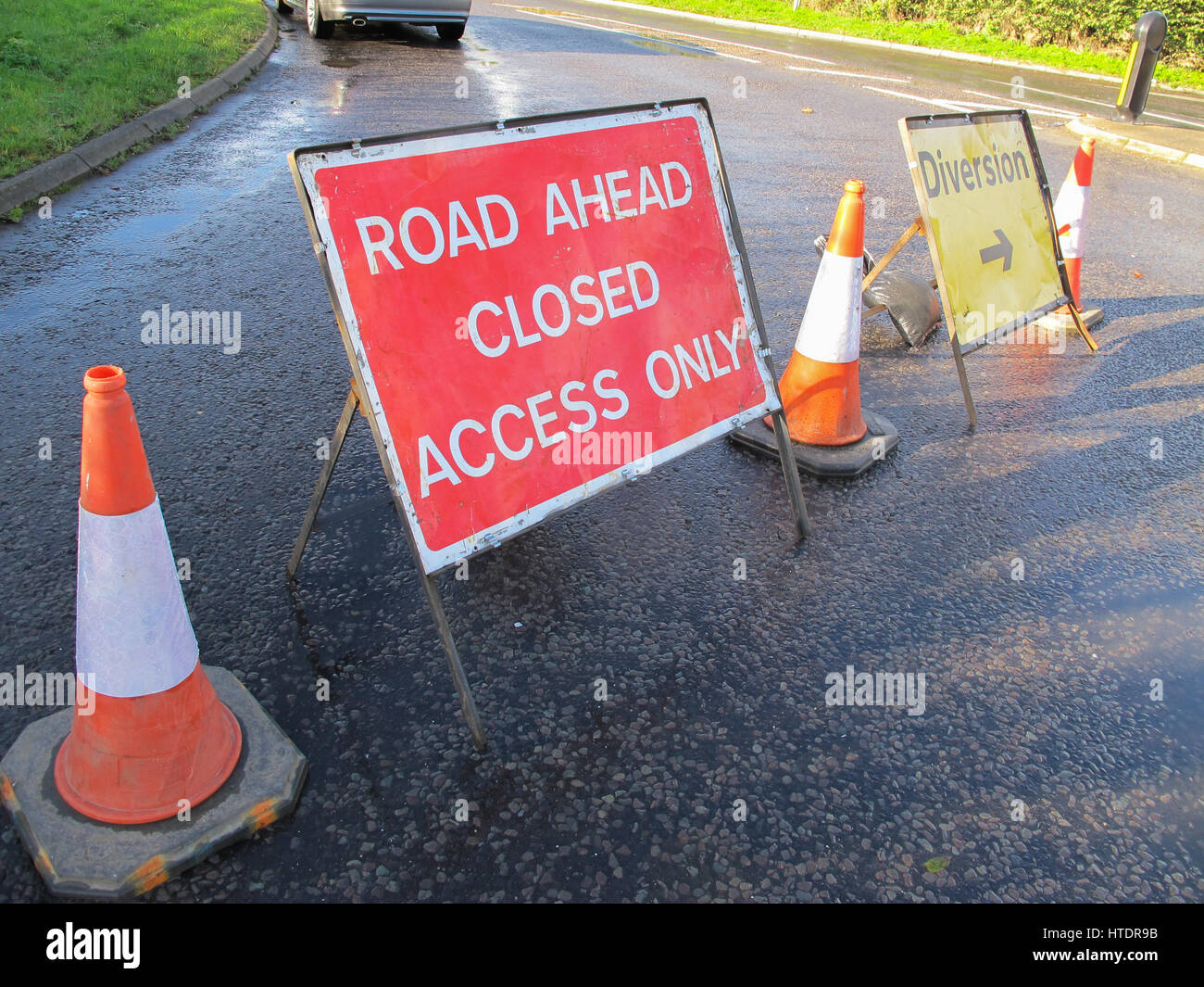 road ahead closed sign diversion route for traffic Stock Photo Alamy