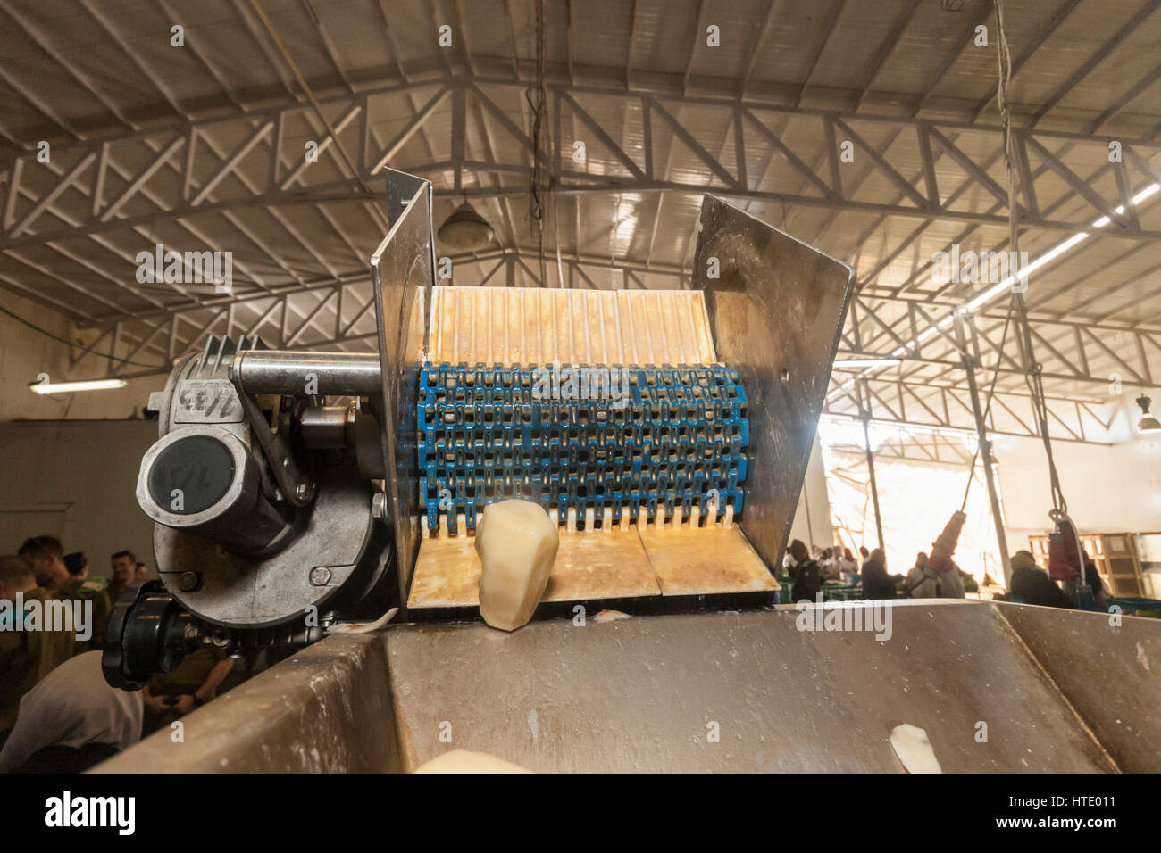 https://c8.alamy.com/comp/HTE011/a-potato-chips-french-fries-making-machine-in-action-HTE011.jpg