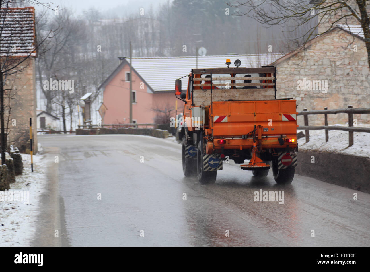 Truck spreading salt winter hi-res stock photography and images - Alamy