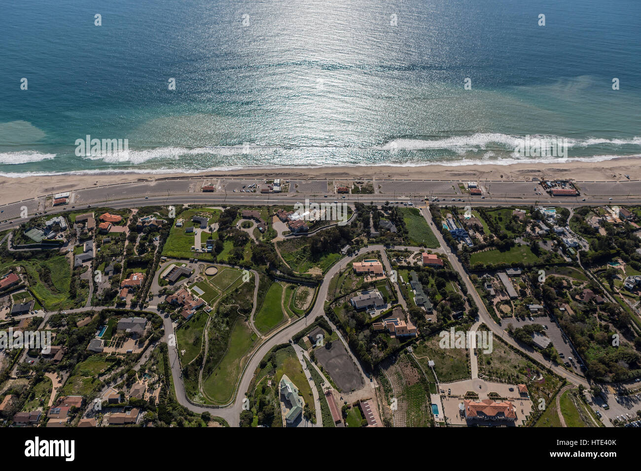 Premium Photo  An aerial view of zuma beach and mountains against