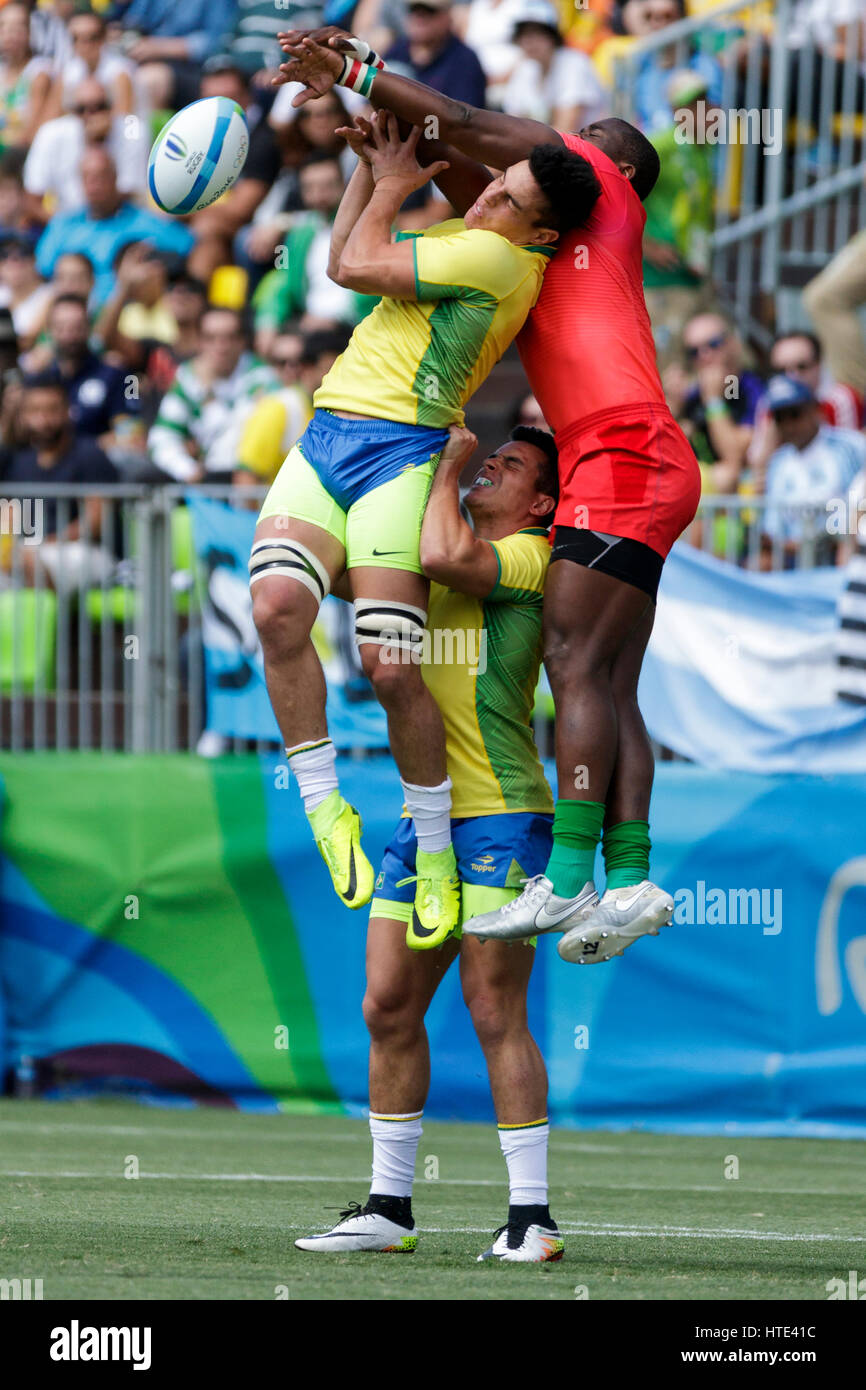 Rio de Janeiro, Brazil. 11 August 2016 Felipe Sancery (BRA) and Willie Ambaka (KEN) reach for the ball in the Men's  Rugby Sevens at the 2016 Olympic  Stock Photo