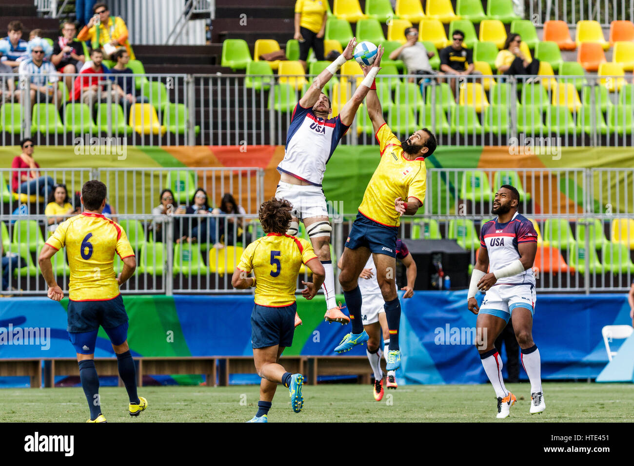 Rio de Janeiro, Brazil. 11 August 2016 Zack Test (USA) and Ignacio Martin (ESP) reach for the ball in the Men's  Rugby Sevens at the 2016 Olympic Summ Stock Photo