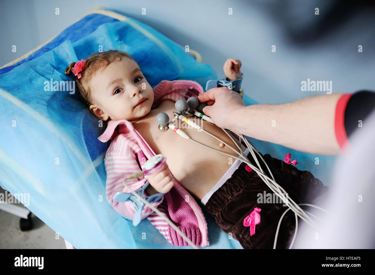 Électrocardiographe ecg moniteur de fréquence cardiaque grossesse maternité  bébé enfant à naître l'impression de lire la vie de signal concept editori  Photo Stock - Alamy