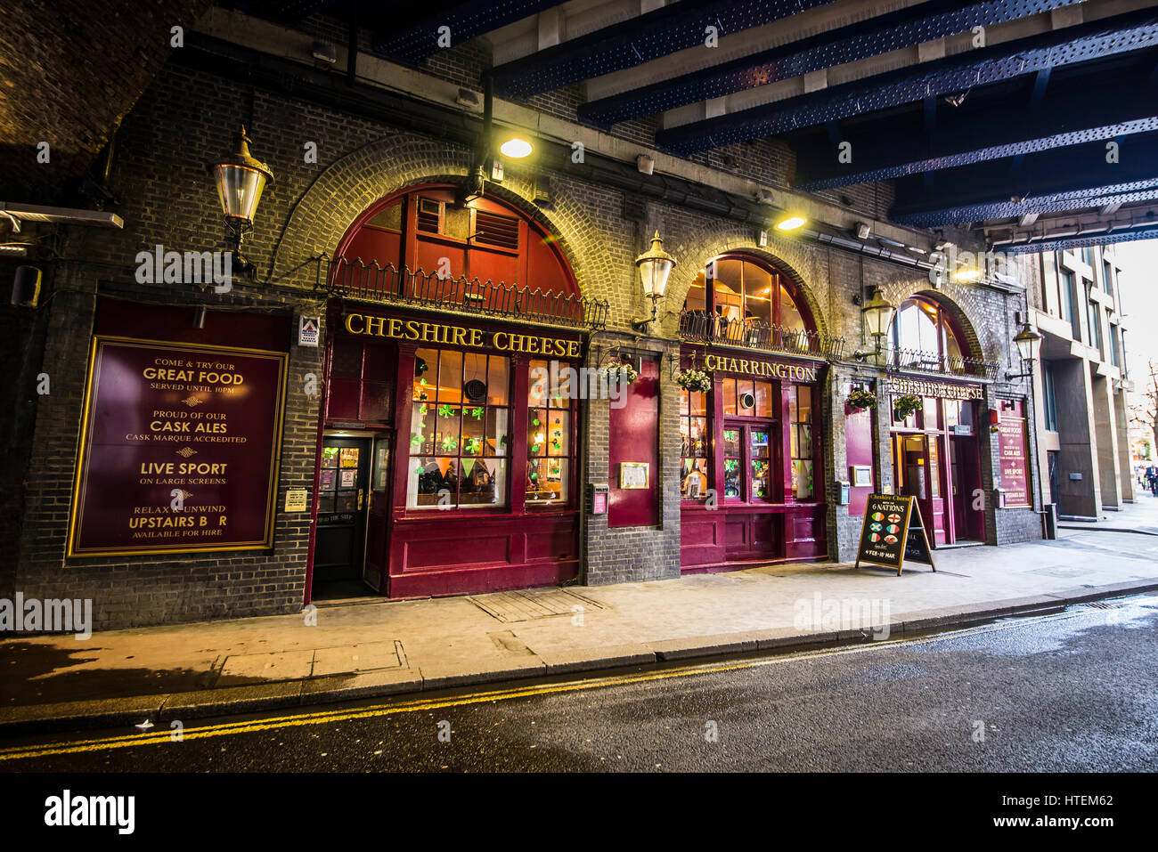 Cheshire Cheese pub underneath the Fenchurch Street c2c railway line, London, UK Stock Photo