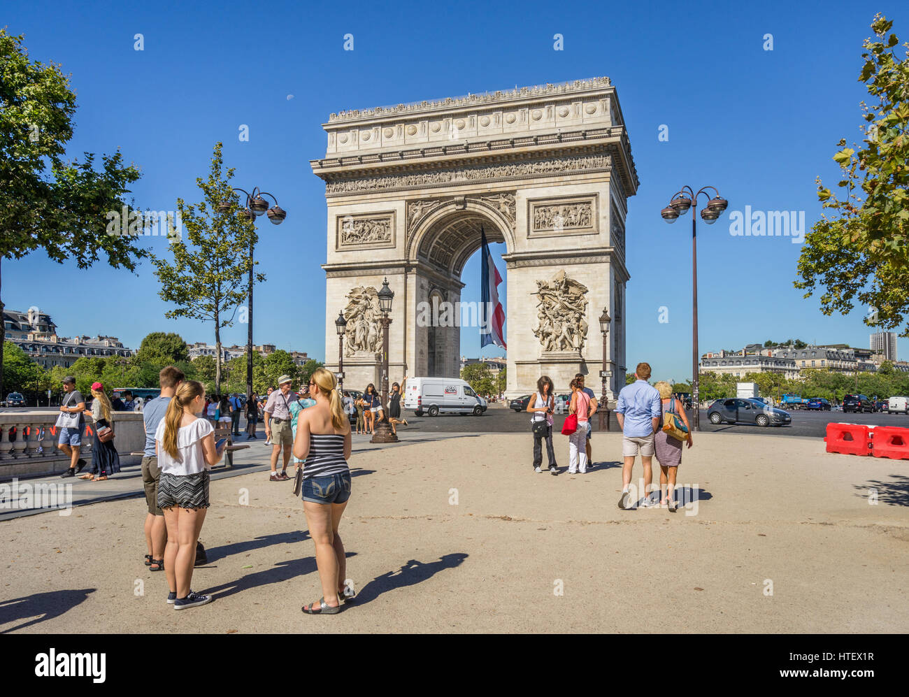 France, Ile-de-France, Paris, Arc de Triomphe de l'Étoile seen from Champs Elysées Stock Photo