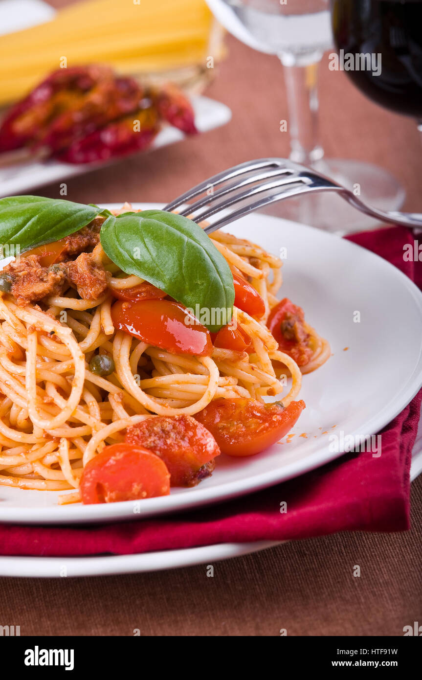 Spaghetti with tuna, cherry tomatoes and capers Stock Photo - Alamy