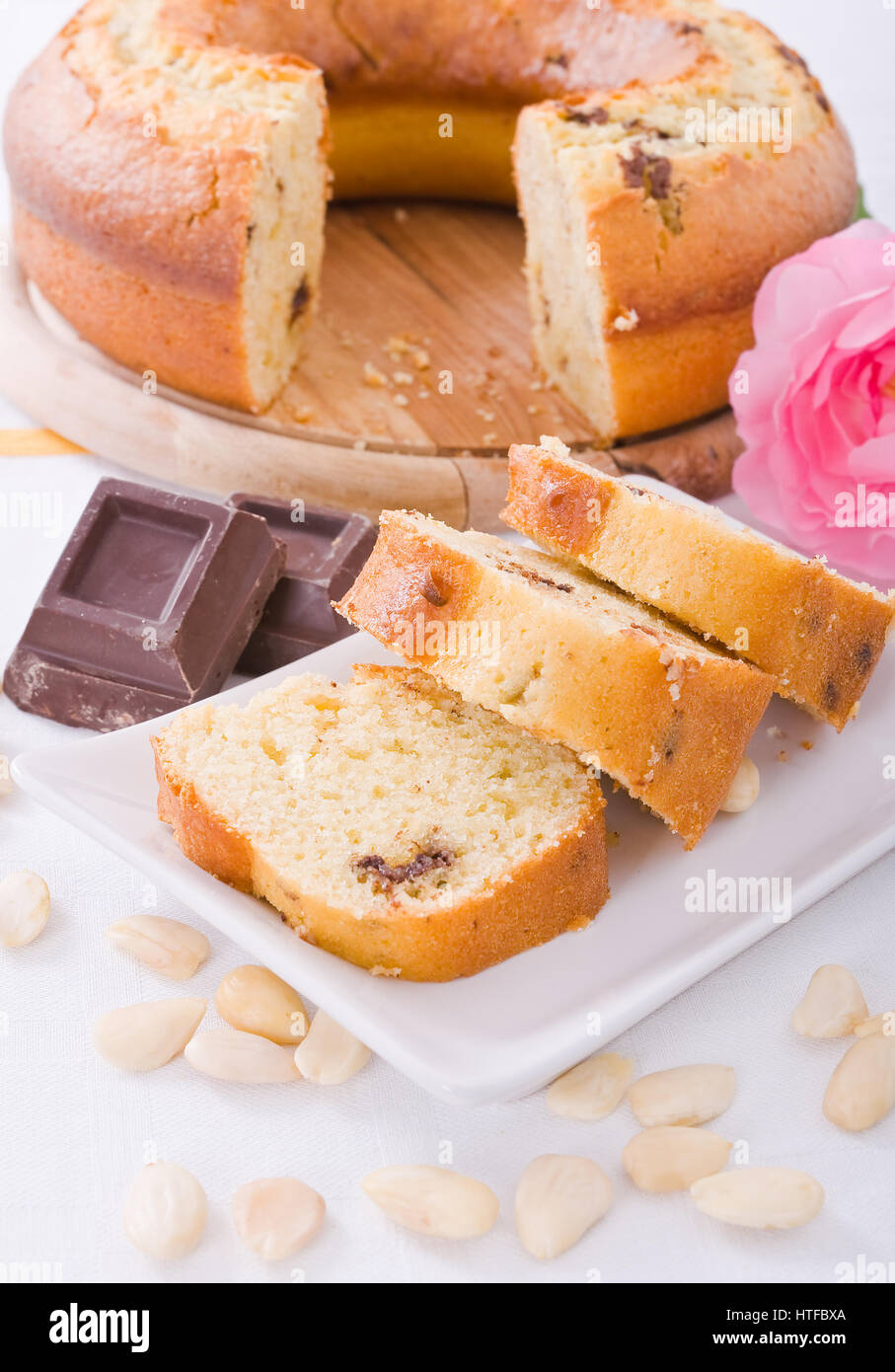 Almond flavoured sponge hires stock photography and images Alamy