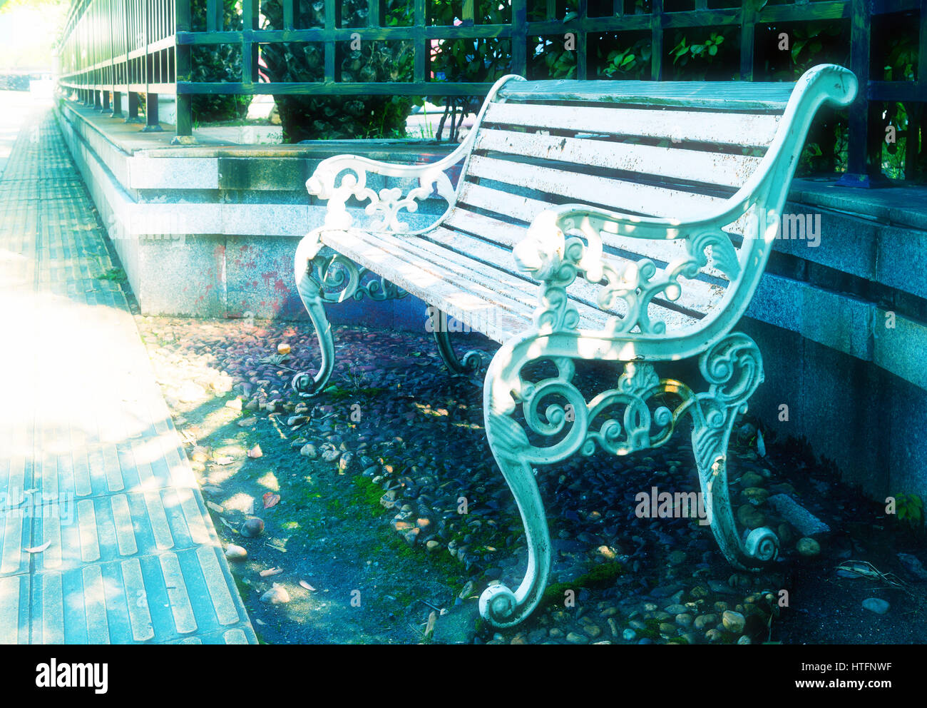 Run down park bench hi-res stock photography and images - Alamy