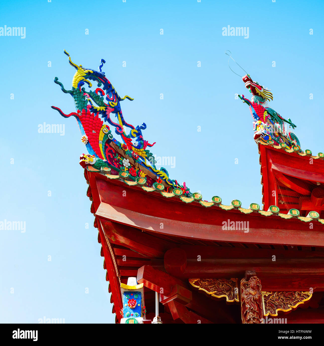 Chinese ancient buildings of the temple roof, color sculpture: Dragon ...