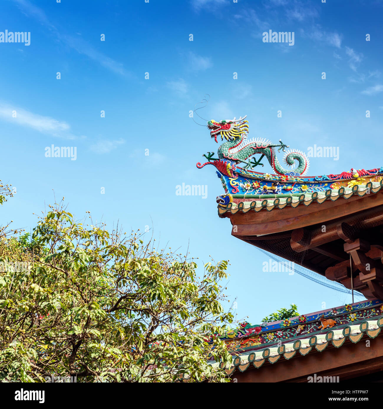 Chinese ancient buildings of the temple roof, color sculpture: Dragon ...