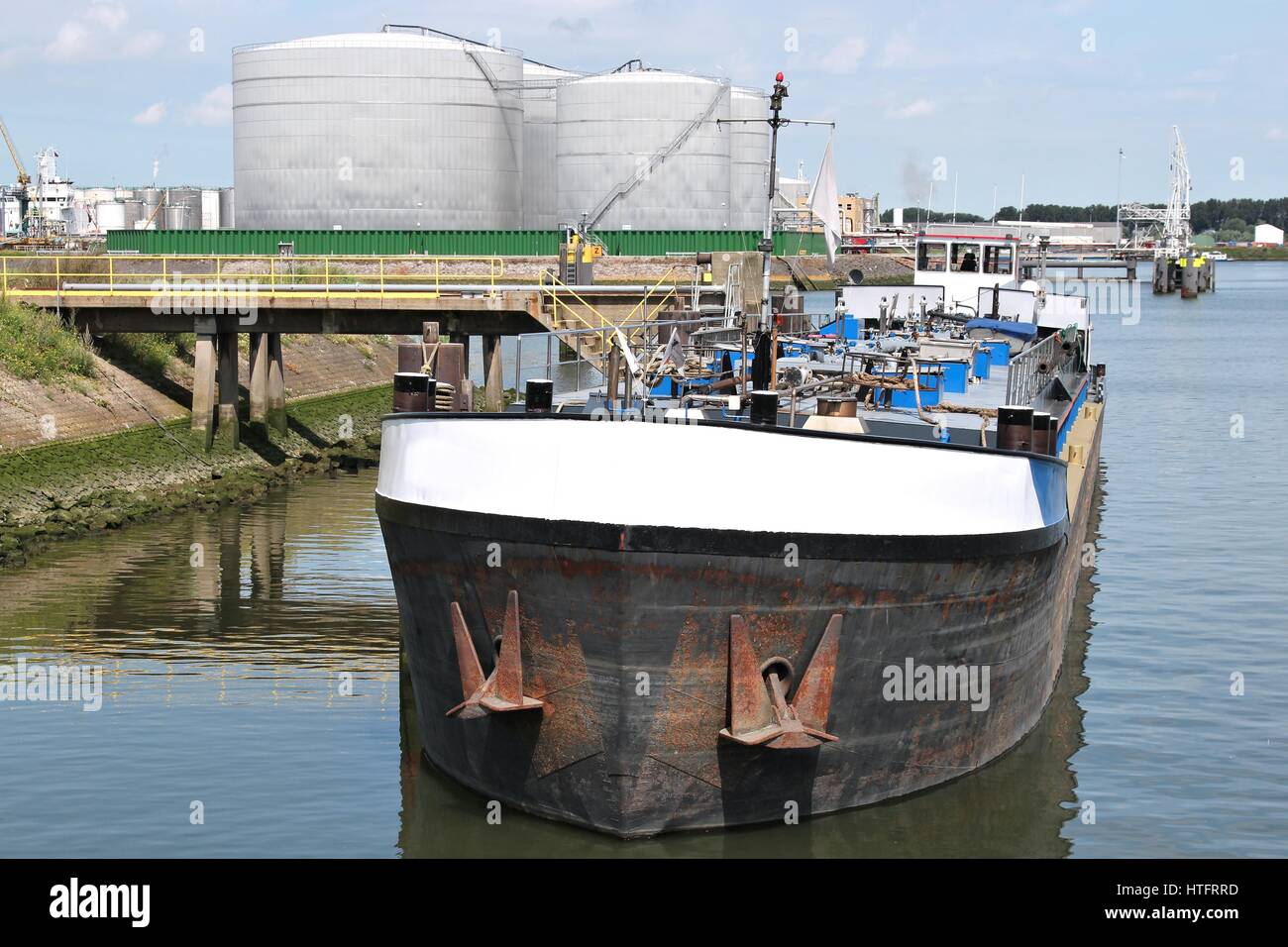 inland-tanker-vessel-in-harbor-HTFRRD.jpg
