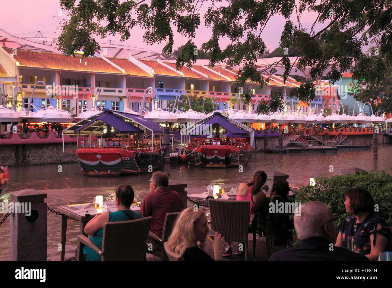 Singapore, Clarke Quay, leisure area, nightlife, people Stock Photo Alamy