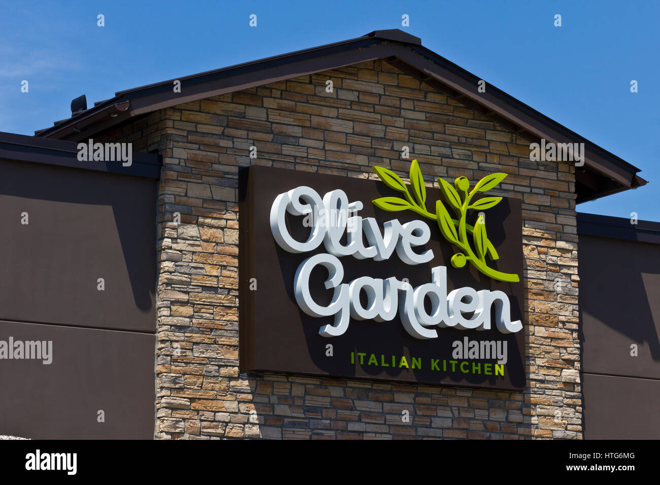 Indianapolis Circa June 2016 Olive Garden Italian Restaurant