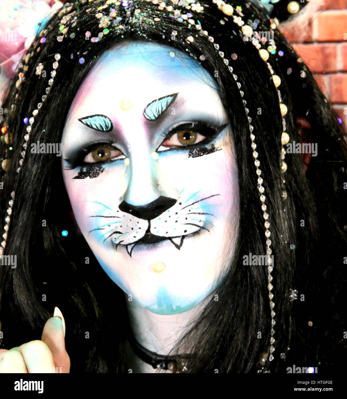 Artist body painting live model hi-res stock photography and images - Alamy