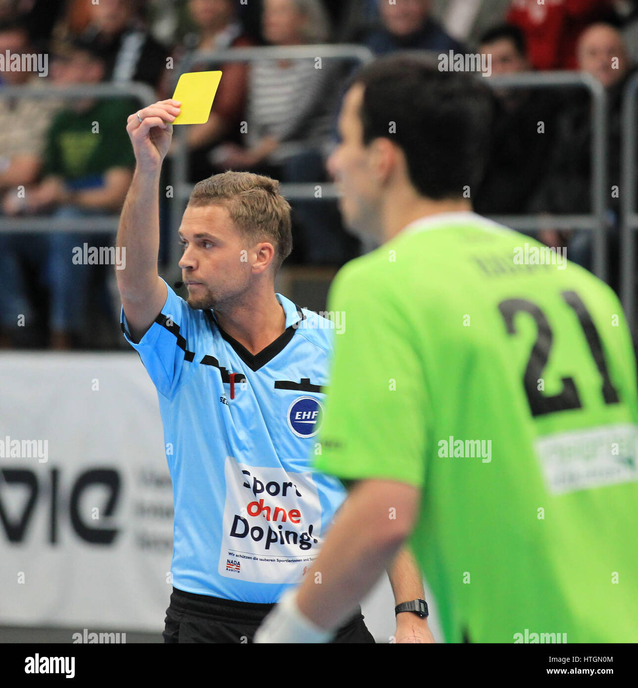 Gelbe karte hires stock photography and images Alamy