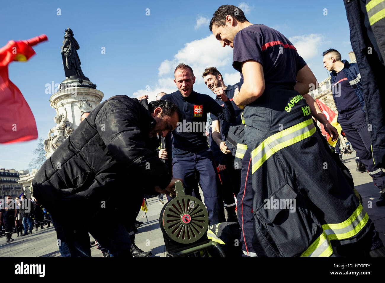 Paris, France. 14th Mar, 2017. Demonstration of fire and rescue services - 14/03/2017 - France/Ile-de-France (region)/Paris - Demonstration of fire and rescue services against what is deemed to be the precariousness of their profession. - Paul Barlet/Le Pictorium Credit: Le Pictorium/Alamy Live News Stock Photo