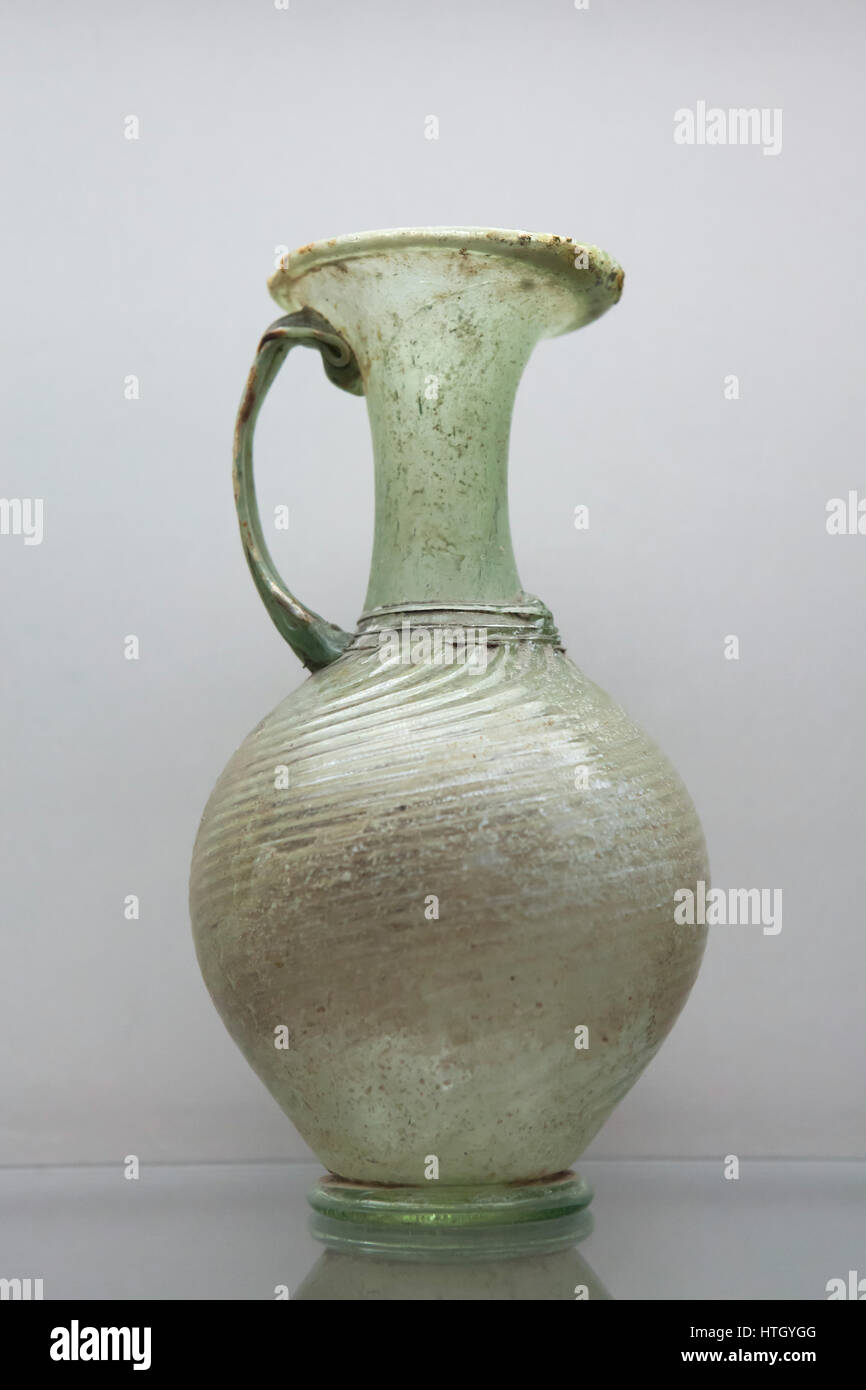 Roman glass vessel from the 2nd to 4th century AD on display in the Staatliche Antikensammlungen (Bavarian State Collection of Antiques) in Munich, Bavaria, Germany. Stock Photo