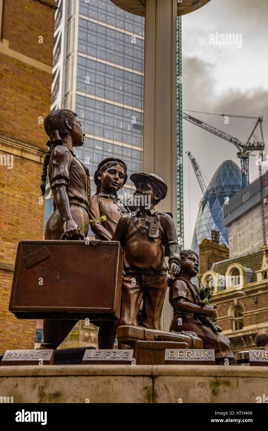 Kindertransport - The Arrival memorial with unidentified people. Its a bronze sculpture by Frank Meisler, located in the forecourt of Liverpool Street Stock Photo
