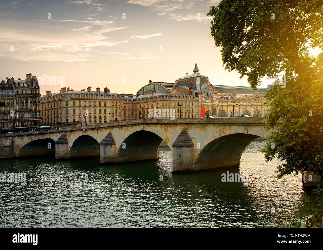 Paris Bridge Gallery Hi res Stock Photography And Images Alamy