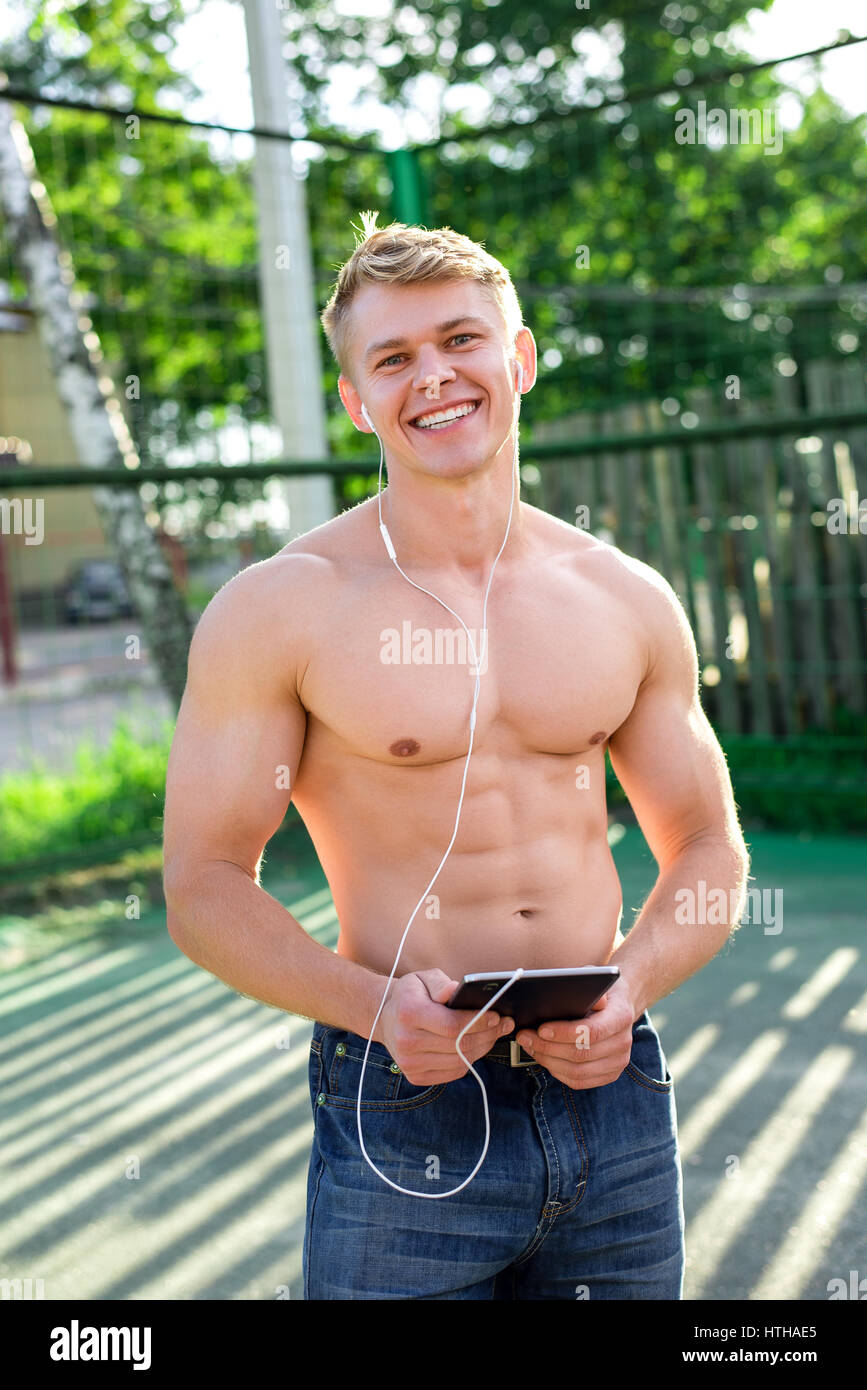 Bodybuilder in jeans hi-res stock photography and images - Alamy