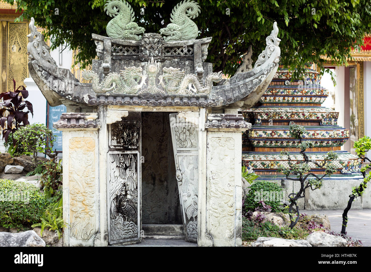 A view of a small building in the courtyard of the temple of Wat Pho in Bangkok, Tahiland. Stock Photo