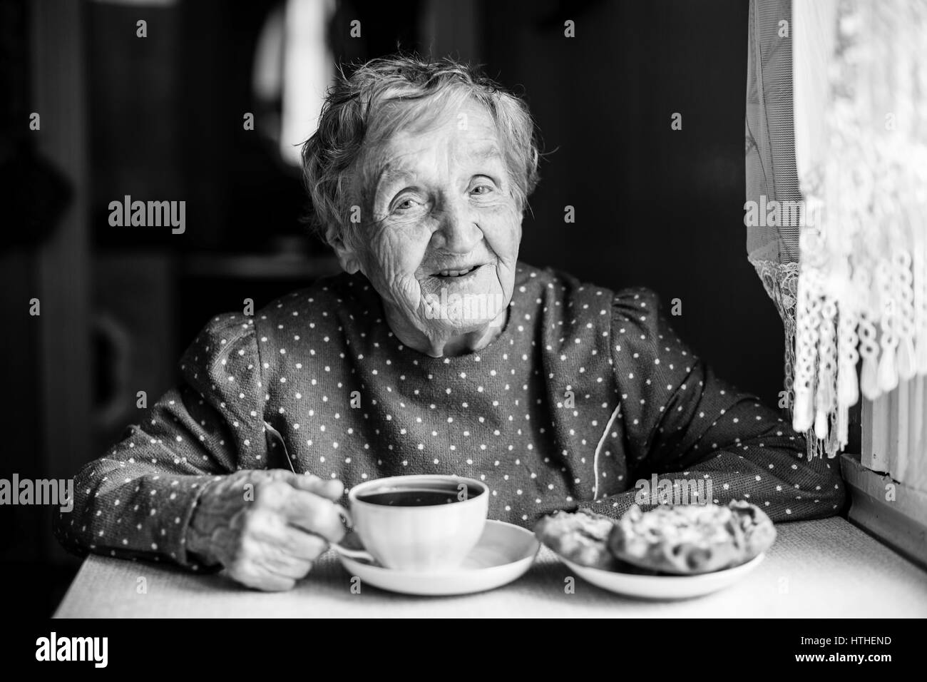 Бабушки любят погорячей. Пожилая женщина за столом. Пожилые люди улыбаются. Пожилая женщина чай. Бабушка с чашкой чая.
