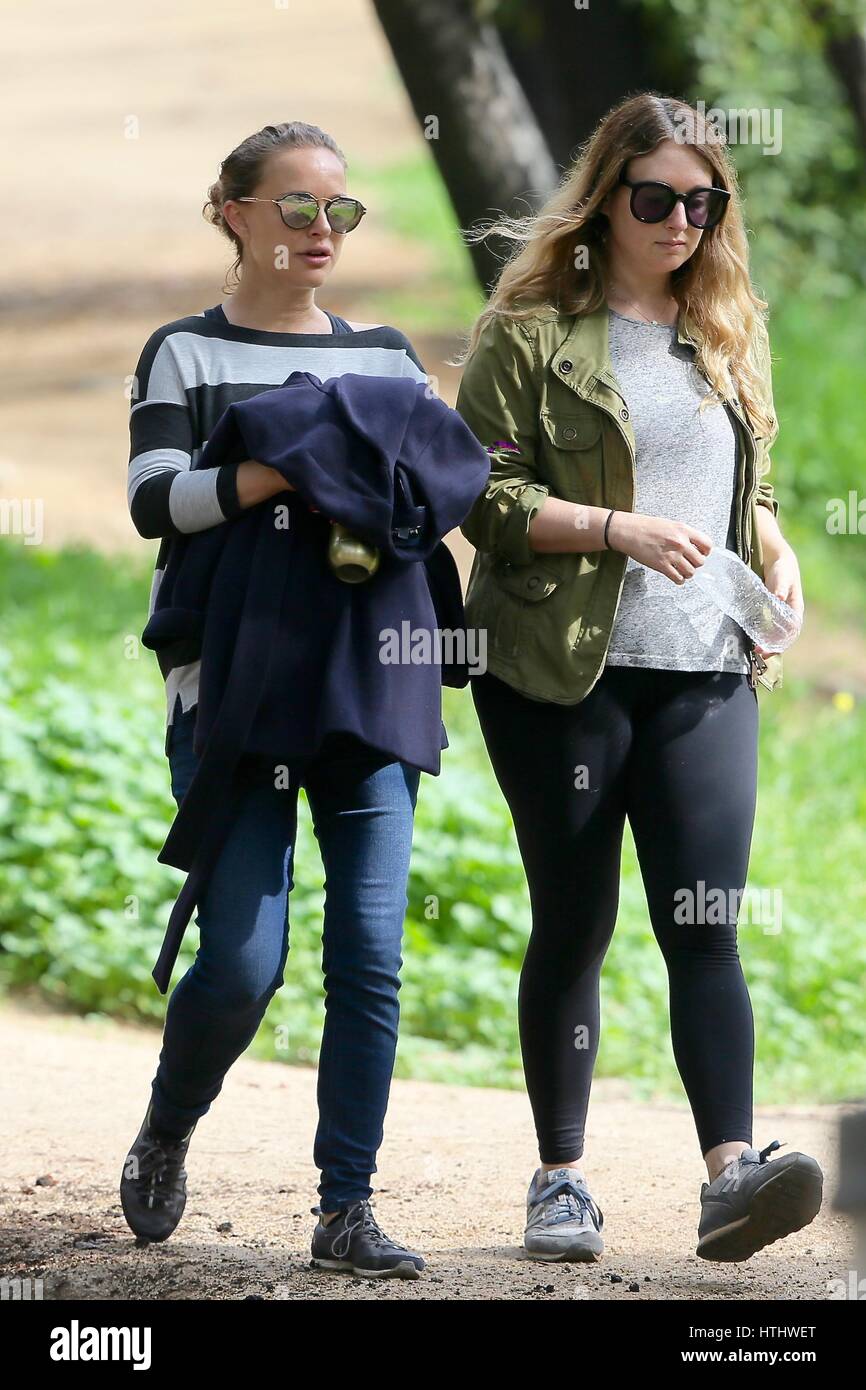 Natalie Portman seen hiking with a friend Featuring: Natalie Portman Where:  Los Angeles, California, United States When: 08 Feb 2017 Stock Photo - Alamy