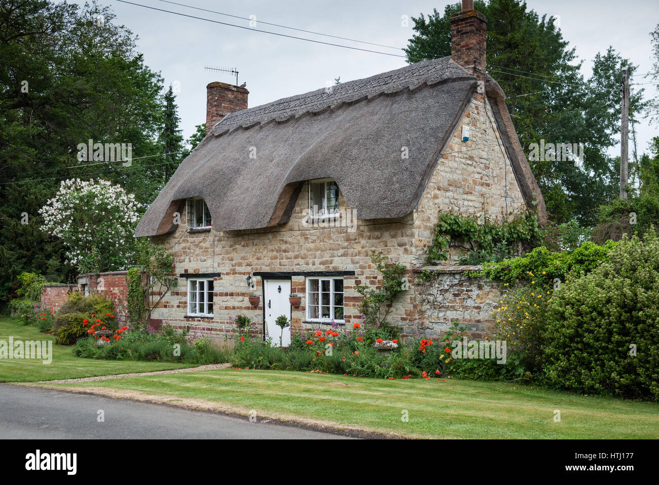 A thatched cottage in the Warwickshire village of Honington, England, UK Stock Photo Alamy