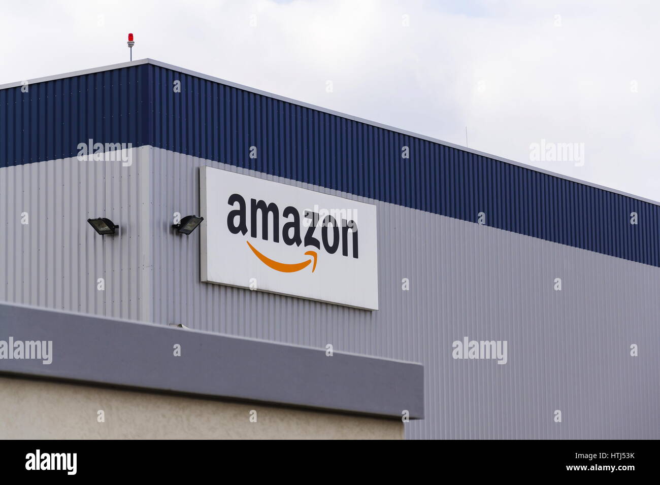 Amazon building logo hi-res stock photography and images - Alamy