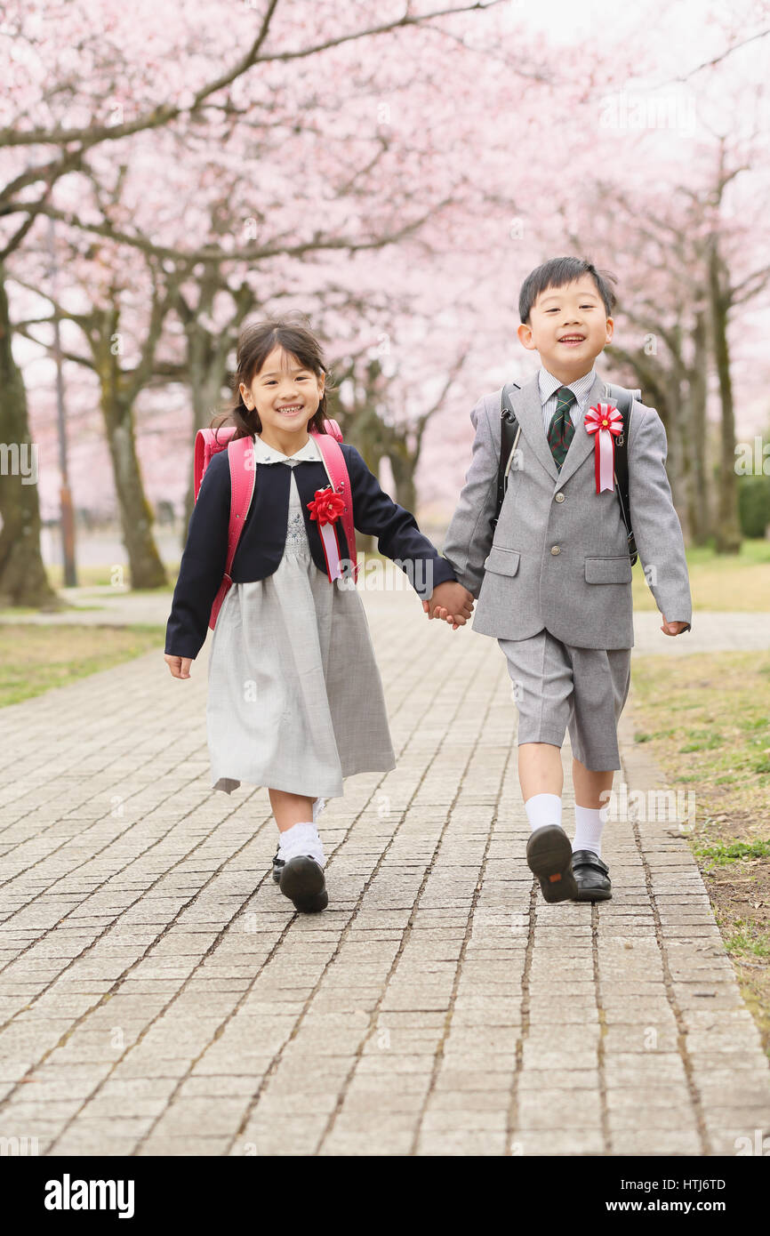 RFHTJ6TD–Japanese. heart_plus. www.alamy.comstock-photo-japanese-kids-with...