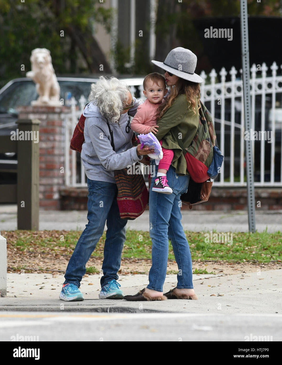 rachel-bilson-goes-to-lunch-with-her-mother-and-daughter-briar-rose