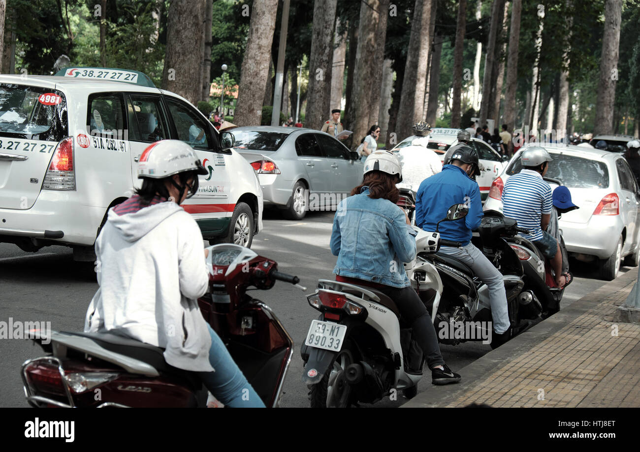 Ho Chi Minh City Viet Nam Vietnamese People Stop Motorbike Play Pokemon Go Hot Game On Smart Phone Gamer Sit On Motorcycle Tao Dan Park Vietnam Stock Photo Alamy