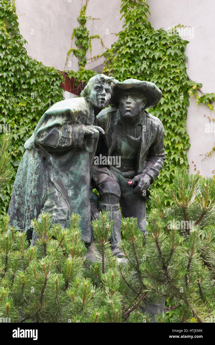 Bronze statues of two men known as 'Monument anon 9' created by Christian Platter 1904, Innsbruck, Tyrol, Austria Stock Photo
