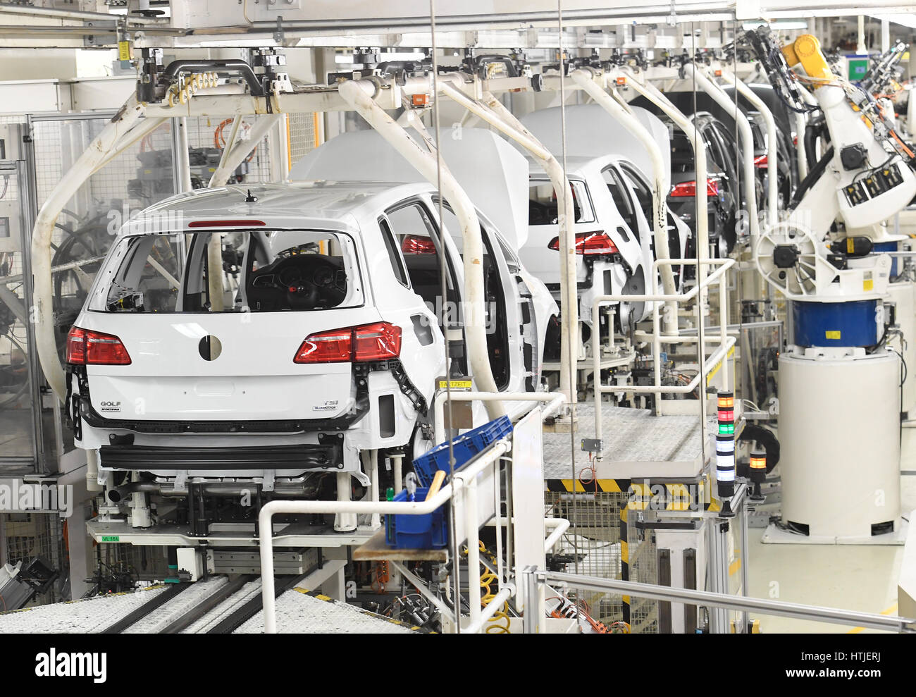 volkswagen-golf-cars-are-seen-in-a-production-line-at-the-companies-HTJERJ.jpg